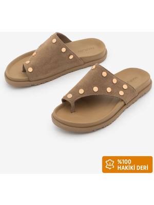 Marjin Kadın Hakiki Deri Parmak Arası Bantlı Zımbalı Günlük Terlik Nobi Camel Süet
