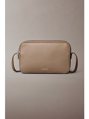 Calvin Klein Kadın Foıl Logo Elongated Camera Bag Omuz Çantası - Bej