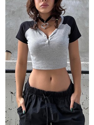 Köstebek Siyah Raglan Düğmeli Gri Melanj Y2K Kısa Kollu Crop
