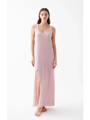 Moda Kadın Pembe Dantel Dokulu Yırtmaçlı Uzun Gecelik – Zarif ve Rahat Uyku Geceliği Beruflic