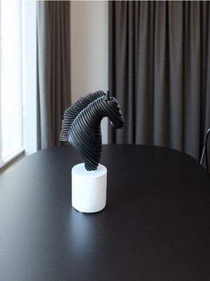 Hediye Fikri Modern Abstract At Başı Heykeli – Lüks Reçine Biblo, Minimalist Ev Dekoru 25 cm