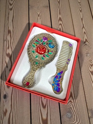 Hediye Fikri Işlemeli Taşlı Zamak Döküm Katlanır El Aynası – Otantik Tasarım (12 × 15 Cm)