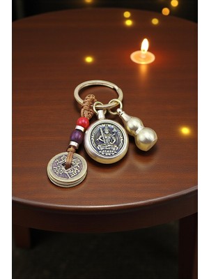 Hediye Fikri Metal Feng Shui Şans ve Bereket Anahtarlığı – Döner Figürlü Stres Giderici Tılsım 8 cm