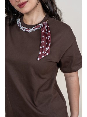 MissVina Yaka Fular Detaylı Penye T-Shirt