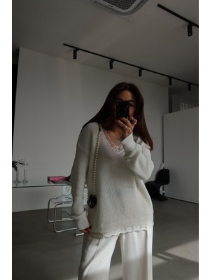 Özge Özgenç Yakası ve Etek Ucu Dantelli Oversize Kazak