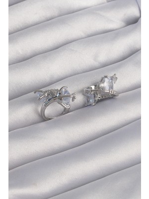 Aesco Pirinç Gümüş Renk Iri Zirkon Taşlı Kıvrımlı Minimal Kelebekli Halka Küpe - Lisinya