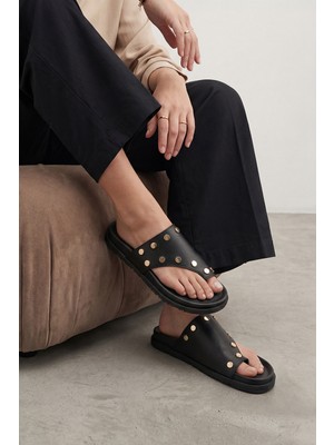 Marjin Kadın Hakiki Deri Parmak Arası Bantlı Zımbalı Günlük Terlik Nobi Siyah