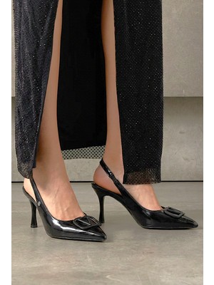 Gökhan Talay Rosalinda Esnek Yumuşak Kaymaz Taban (8 Cm) Siyah Rugan  Açık Lastikli V Toka Kadın Topuklu Ayakkabı