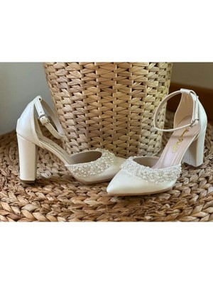 İlkinin Pabuçları Gelin Ayakkabısı Inci ve Boncuk Süslemeli 9cm Kalın Topuk Ekru Kırık Beyaz Gelin Ayakkabısı