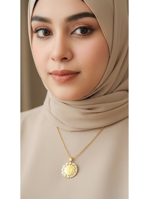 TrendyX Allah Yazılı Taşlı Kolye – Çelik Altın Kaplama, Manevi Koruyucu Takı
