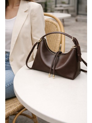 Nevalia Kadın Omuz Çantası & El Çantası Deri Görünümlü Çapraz Askılı Günlük Şık Tasarım Kahverengi