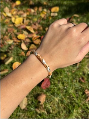 Luseda Gold ve Beyaz Desenli Emaye Tasarım Bileklik