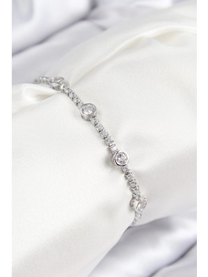 İsmiyle Al Pirinç Zirkon Taşlı Daire Model Gümüş Renk Asansörlü Kadın Bileklik