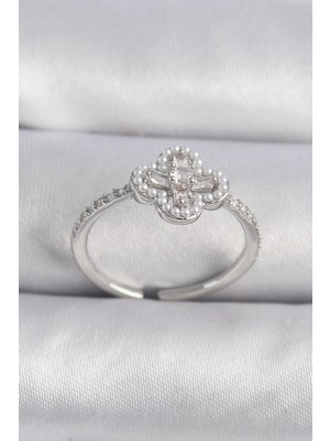 İsmiyle Al Pirinç Gümüş Renk Zirkon Taşlı Yonca Model Inci Detay Kadın Yüzük