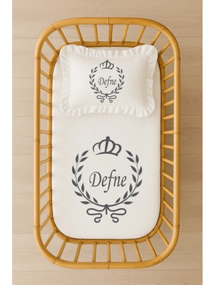 Moda Lime Isimli Bebek Nevresim Takımı 70X120 – Gri Taç ve Çelenk Tasarım Fırfırlı Dolgulu Yastıklı