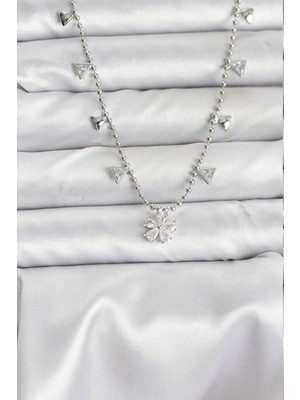 İsmiyle Al Pirinç Gümüş Renk Zirkon Taşlı Çiçek Model Kadın Kolye