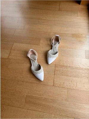 Gelin Babet , Inci ve Boncuk Süslemeli 1cm Topuklu Kadın Beyaz Düğün Ayakkabısı