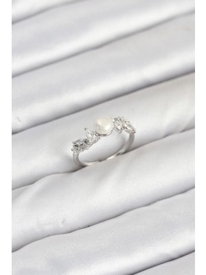 İsmiyle Al Pirinç Gümüş Renk Zirkon Taşlı Incili Model Kadın Yüzük