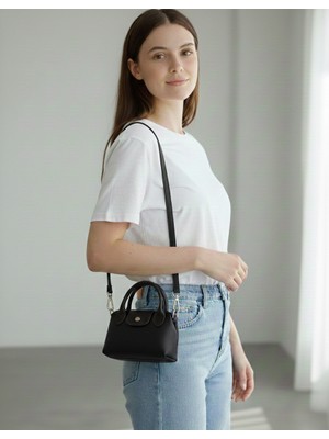 Minimalist Tasarım El ve Omuz Kullanımına Uygun Küçük Boy Mıknatıs Kapama Kadın Çantası