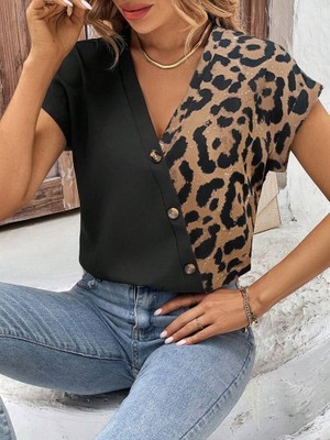 Gökyüzü Moda Kadın Kısa Kollu V Yakalı Önden Düğmeli Leopar Desen Detaylı Viskon Bluz