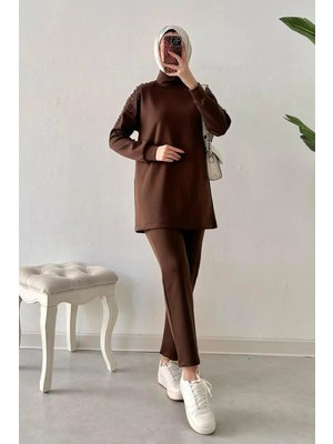 Tesettür Diyarı Omuz Taş Detaylı Scuba Kumaş Tesettür Takım-Kahverengi