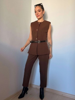 Kahverengi Kemer Detaylı Yelek Takım