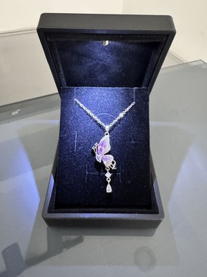 Gözde Aksesuarım Işıklı Kutuda Pembe Kelebek Kolye Çelik