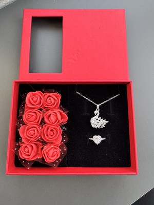 Gözde Aksesuarım Güllü Kutusunda Beyaz Kuğu Kolye Yüzük Seti Çelik