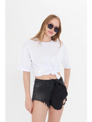 Thiff Kadın Beyaz Yuvarlak Yaka Oversize Yandan Yırtmaçlı T-Shirt Tişört