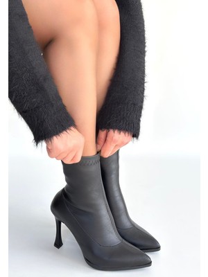 We&Me Orjen Siyah Cilt Streç Topuklu Bot