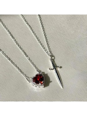 Chic & Shine Kalp ve Kılıç Çift Kolyesi - Kırmızı Taşlı Zirkon Çelik Kolye