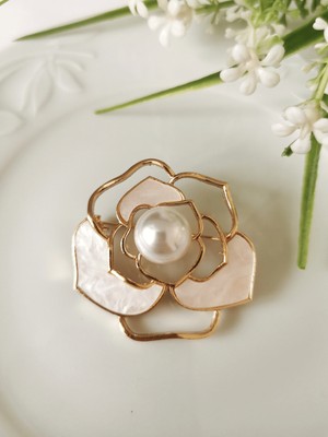 Halley Concept Inci ve Sedef Detaylı Gül Broş