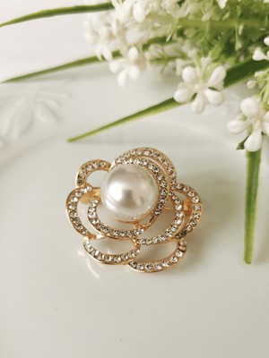 Halley Concept Beyaz Inci Detaylı Işıltılı Gül Broş