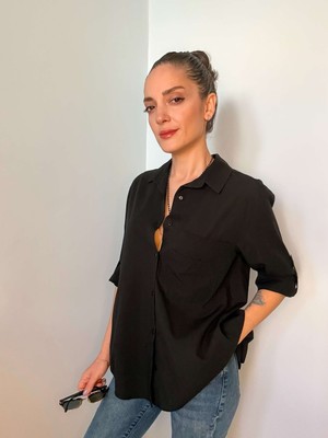 Siyah Sırtı Asimetrik Düğme Detaylı Poplin Gömlek
