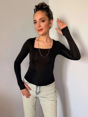 Siyah Parmak Geçmeli Kare Yaka Bluz
