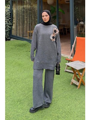 Lamelif Aksesuarlı Triko Takım Füme