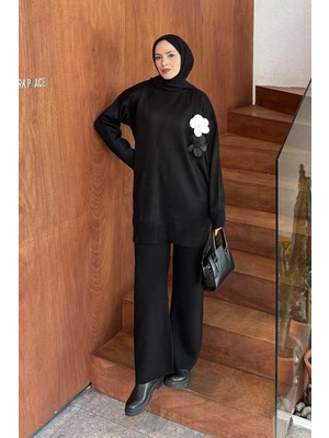 Lamelif Çiçek Aksesuarlı Triko Takım Siyah