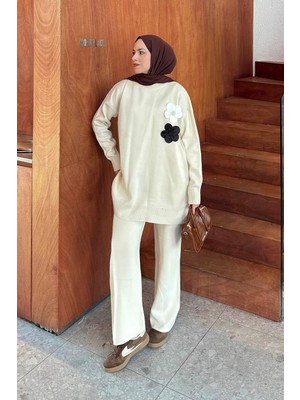 Lamelif Çiçek Aksesuarlı Triko Takım Bej