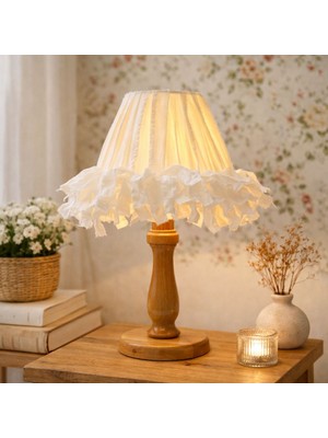 Mars Concept Retro Ahşap Gövdeli Abajur – El Yapımı Fırfırlı Şapka, Dekoratif Gece Lambası