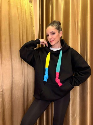 Renkli Kordon Detaylı Siyah Sweatshirt