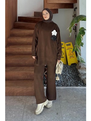 Lamelif Çiçek Aksesuarlı Triko Takım Acı Kahverengi