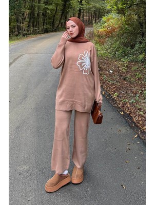 Lamelif Çiçek Detaylı Triko Takım Camel