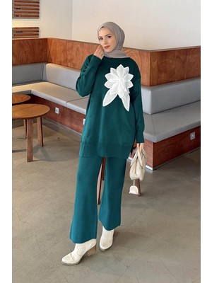 Lamelif Çiçek Aksesuarlı Triko Takım Zümrüt Yeşili