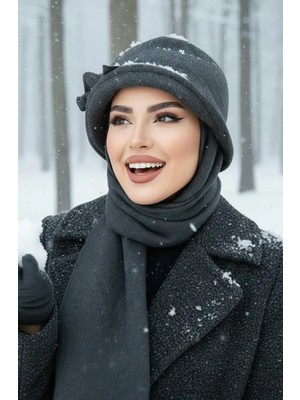 Aişe Tesettür Aişe Vintage Atkılı Füme Şapka Şardonlu Kumaş Özelliğiyle Şık ve Rahat Kullanım Sunar