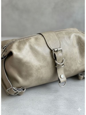 Kadın Parlak Deri Görünümlü Metal Detaylı Omuz ve Çapraz Askılı Çanta