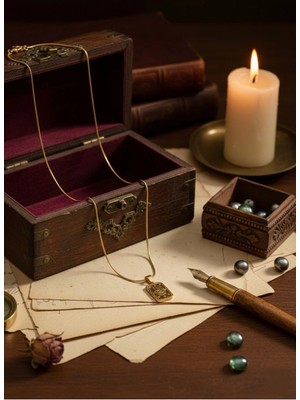 Arsem Fatma'nın Eli Kolye