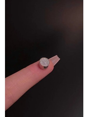 Jaida Moda Unisex Simli Mıknatıslı Gümüş Renk Çelik Küpe – Deliksiz, Şık ve Konforlu Tasarım