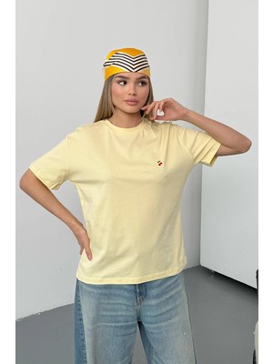 Giysa Kadın Kiraz Aksesuarlı %100 Pamuklu T-Shirt Sarı - 26Y 26513