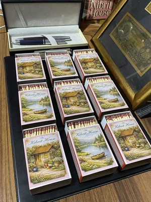 The Kibrit House  9’lu Rustik Kulübe & Göl Manzarası Koleksiyon Set – Mum Yanı Dekoratif Kibrit (900 Çöp)