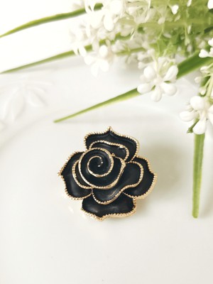 Halley Concept Gold Detaylı Siyah Gül Broş